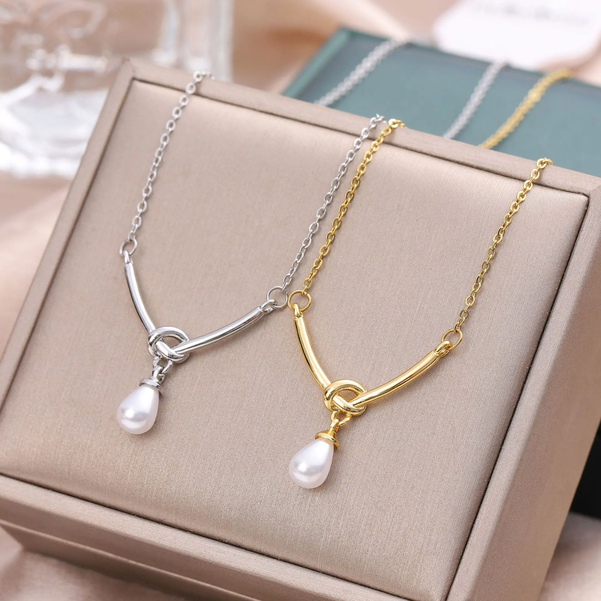 

Knotted pearl titanium steel necklace designed by female niche, light luxury collarbone chain, versatile neck accessories