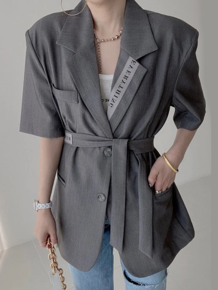 Lapel Letter Lace Up Blazer Coat For Women Short Sleeve Suit Jacket 2023 Summer New Female Korean Single Breasted Top M951
Lapel Letter Lace Up Blazer Coat For Women Short Sleeve Suit Jacket 2023 Summer New Female Korean Single Breasted Top M951