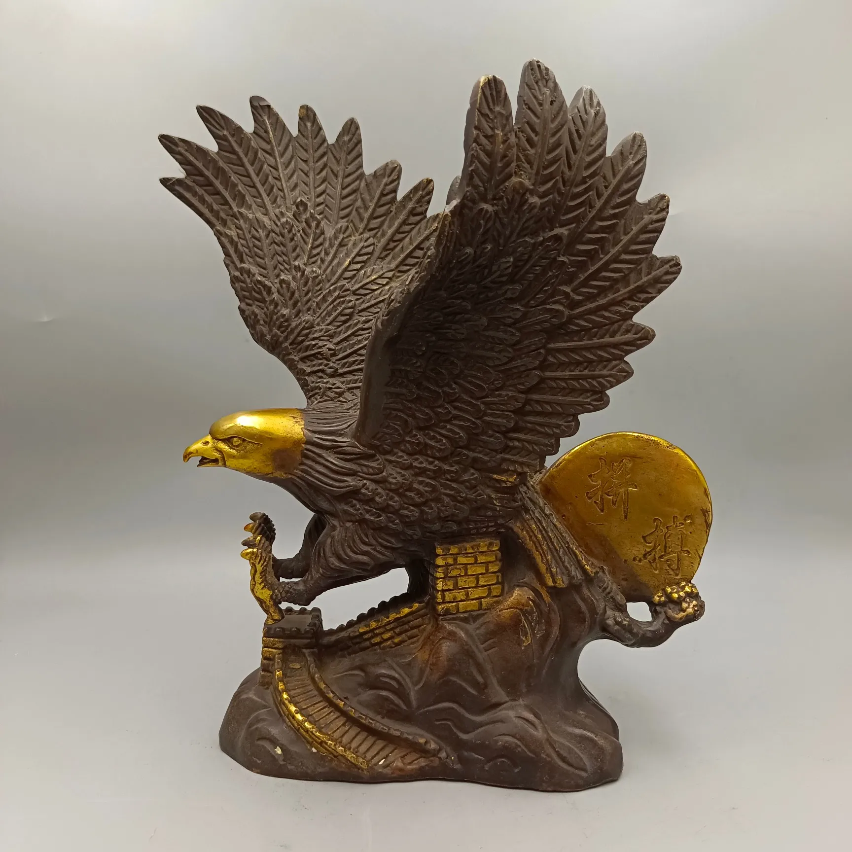 Red copper gilded gold struggle, eagle spreading its wings, antique bronze ware collection, copper ornaments polished and delica
Red copper gilded gold struggle, eagle spreading its wings, antique bronze ware collection, copper ornaments polished and delica