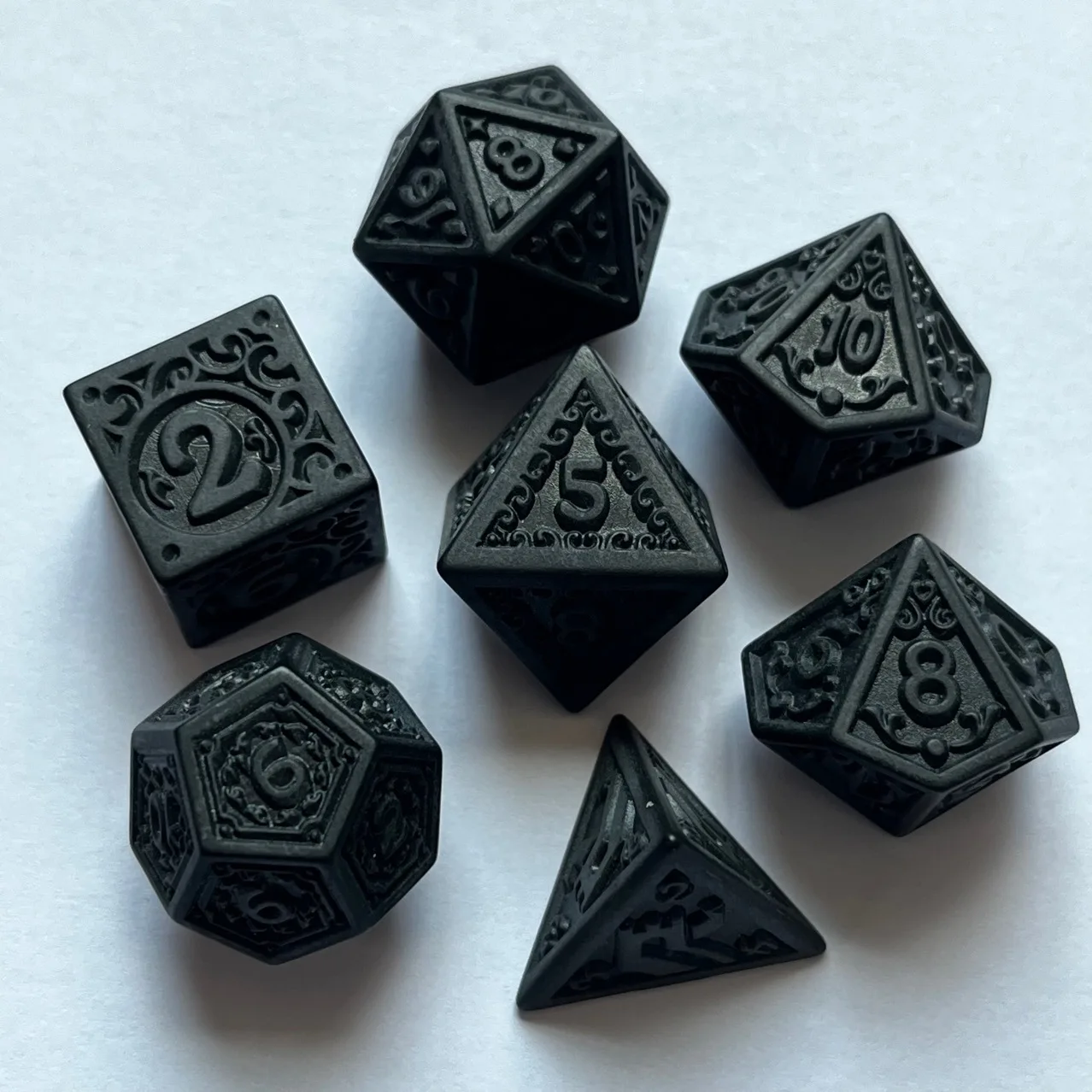 

New 7pcs/lot Black Dice Set Retro Hollow Digital Dice D4 D6 D8 D10 D% D12 D20 Multi-faceted Party Table Games Polyhedral Dice