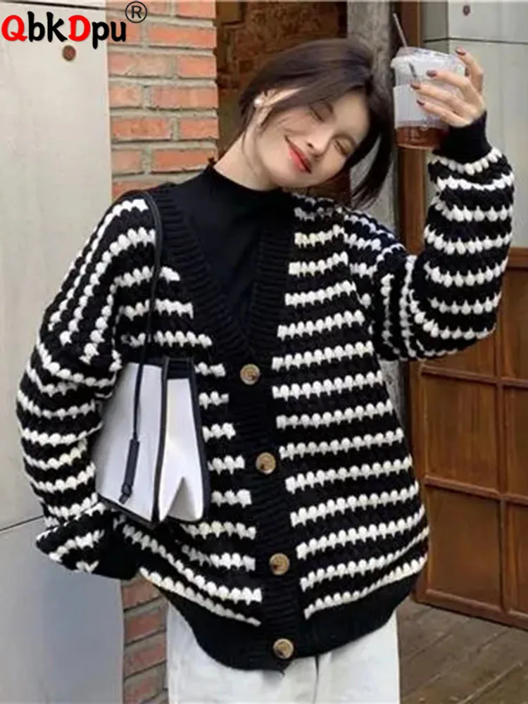Streetwear Striped V-neck Sweater Coat Chic Loose Women New Knitted Cardigan Spring Fall Single Breasted Tricots Sweter Jackets
Streetwear Striped V-neck Sweater Coat Chic Loose Women New Knitted Cardigan Spring Fall Single Breasted Tricots Sweter Jackets