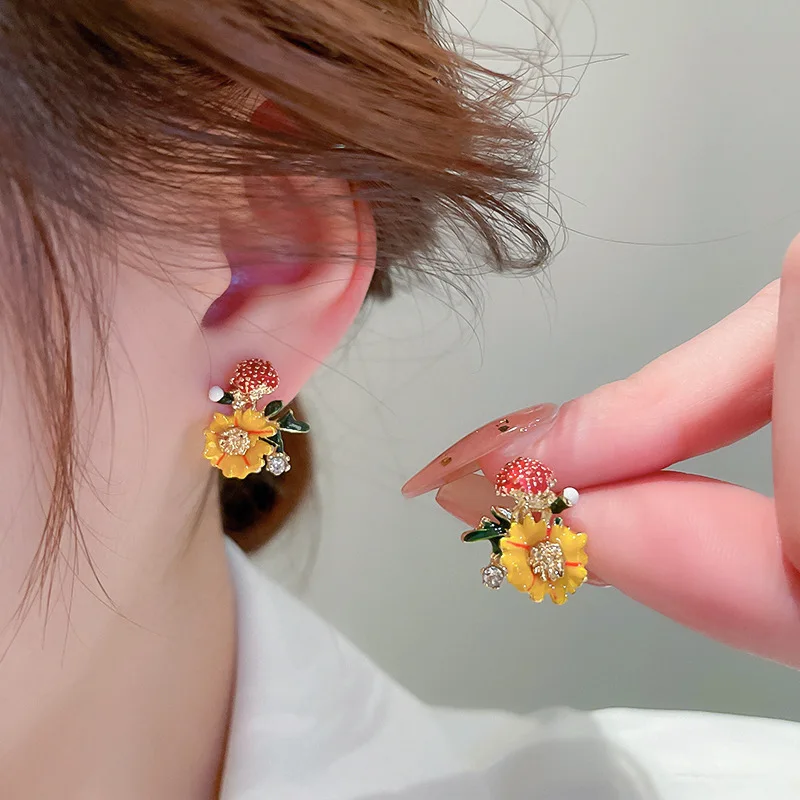 

Cute Yellow Daisy Flower Stud Earrings For Women Romantic Cute Accessories Daily Wear Jewelry With Tiny Leaves Design Hot