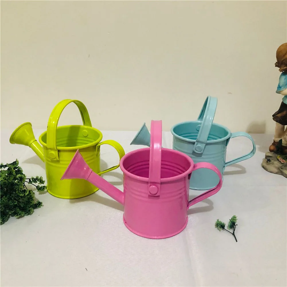 Brand New Watering Can Smooth Pouring Stable Position Thick Base Watering Can Large Capacity Long Mouth Design
Brand New Watering Can Smooth Pouring Stable Position Thick Base Watering Can Large Capacity Long Mouth Design