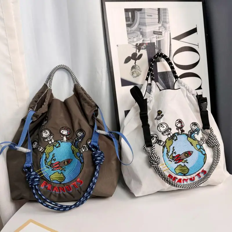 Fashion Ball Chain Snoopy Embroidered Shopping Bag Large Capacity Nylon Environmental Bag Women's One Shoulder Bag Birthday Gift
Fashion Ball Chain Snoopy Embroidered Shopping Bag Large Capacity Nylon Environmental Bag Women's One Shoulder Bag Birthday Gift