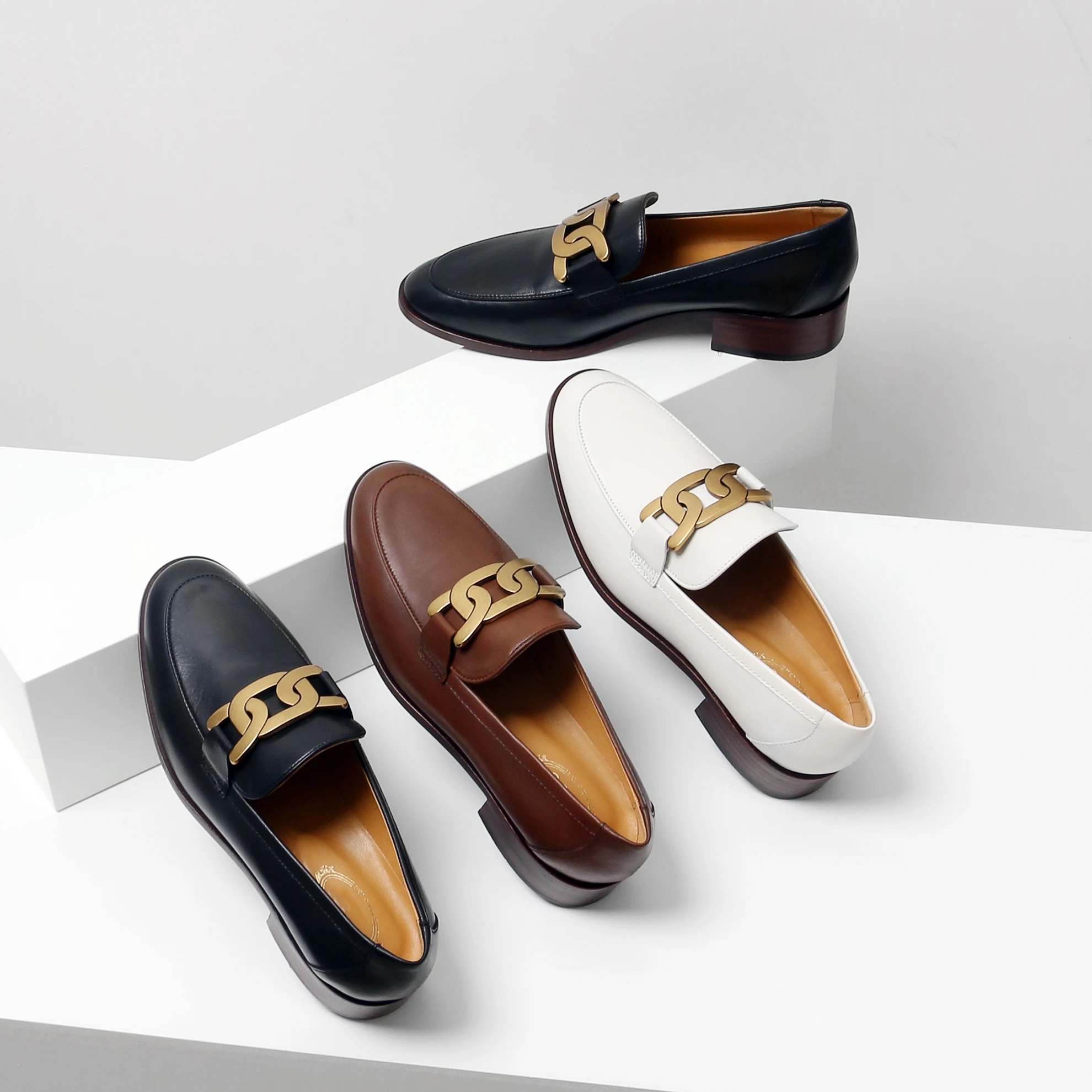 New European and American 2023 spring and autumn metal buckle Lefu shoes women's Retro square head low heel small leather shoes
New European and American 2023 spring and autumn metal buckle Lefu shoes women's Retro square head low heel small leather shoes