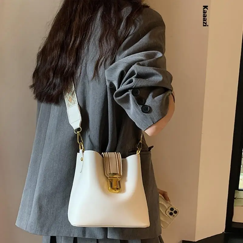 Leather Bucket Shoulder Bags High Quality Designer New Versatile Handbag Wide And Long Strap Crossbody Bag Luxury Solid Color
Leather Bucket Shoulder Bags High Quality Designer New Versatile Handbag Wide And Long Strap Crossbody Bag Luxury Solid Color