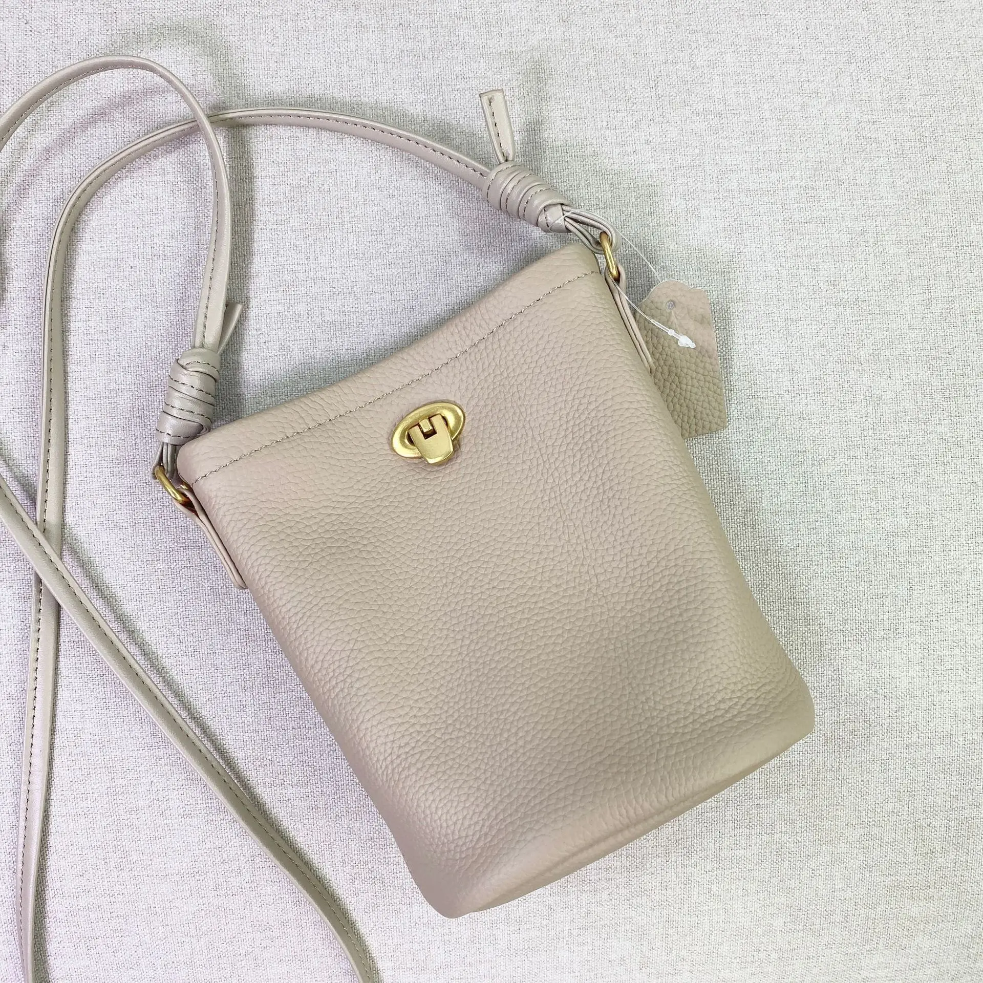 New Fashion High Quality Genuine Leather Bucket Bag Mini Mobile Phone Bag Korean Version Simple Women Shoulder Messenger Bag
New Fashion High Quality Genuine Leather Bucket Bag Mini Mobile Phone Bag Korean Version Simple Women Shoulder Messenger Bag