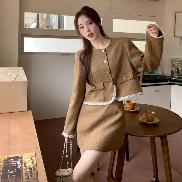 Plus Size Women's Suit Jacket Skirt Set 2023 New Autumn and Winter French Retro Style Casual Coat Top Short Skirt Two-Piece Set
Plus Size Women's Suit Jacket Skirt Set 2023 New Autumn and Winter French Retro Style Casual Coat Top Short Skirt Two-Piece Set