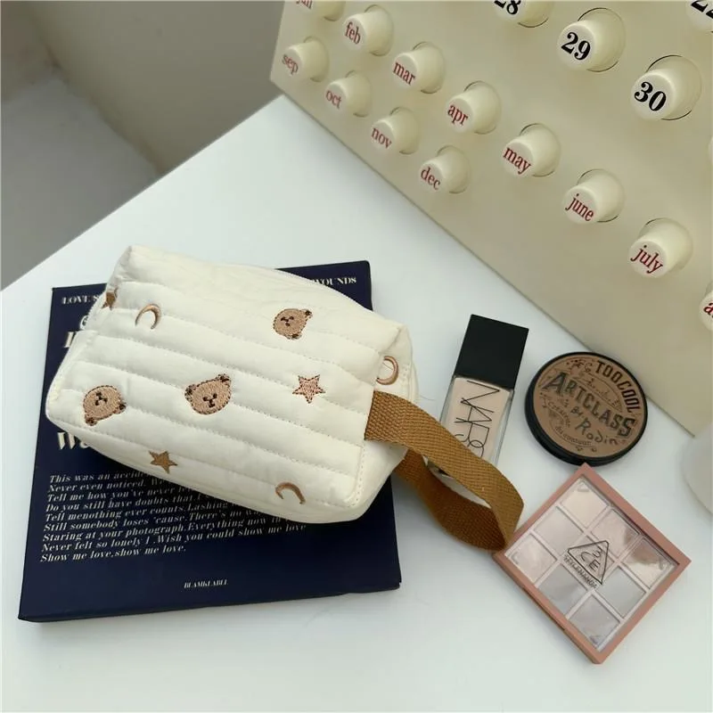 Embroidery bear cosmetic bag portable large-capacity hand carry toiletry bag female students Korean style versatile bag
Embroidery bear cosmetic bag portable large-capacity hand carry toiletry bag female students Korean style versatile bag