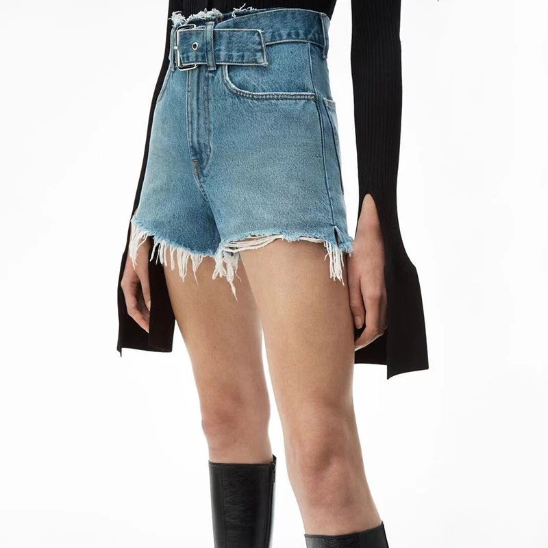 Fashionable high-waisted slim-fit hairline denim shorts with metal buckle belt decoration A-line wide leg women's shorts
Fashionable high-waisted slim-fit hairline denim shorts with metal buckle belt decoration A-line wide leg women's shorts