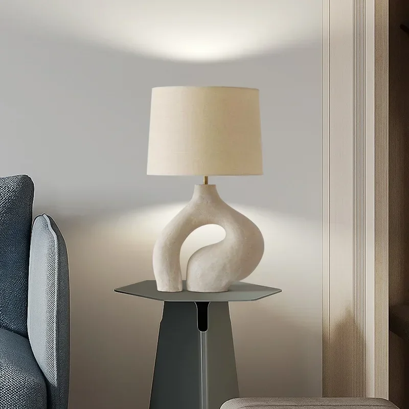 

Современная простая и креативная настольная лампа в гостиной, Скандинавская тканевая декоративная прикроватная лампа для спальни, кабинета, дизайнерская настольная лампа для комнаты