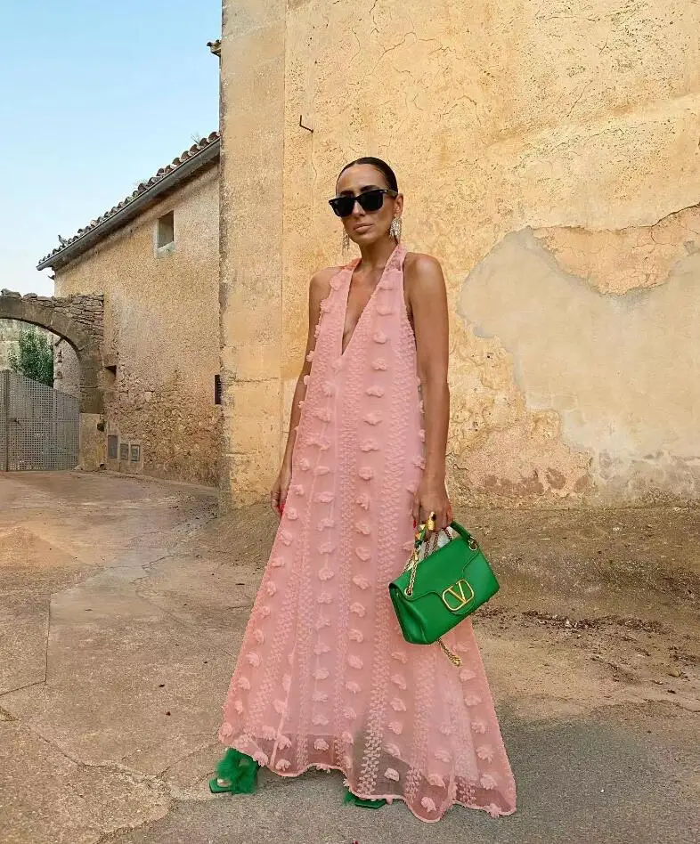 Женское платье с V-образным вырезом 
Женское платье с V-образным вырезом