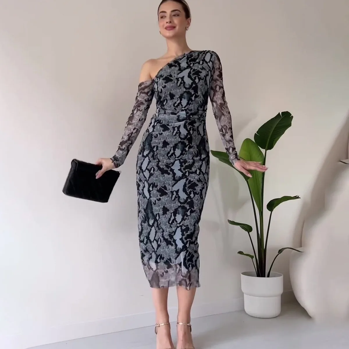 

Women's 2024 Spring and Autumn New Snake Printed Slant Shoulder Long Sleeve Package Hip Sexy Slim Dresses