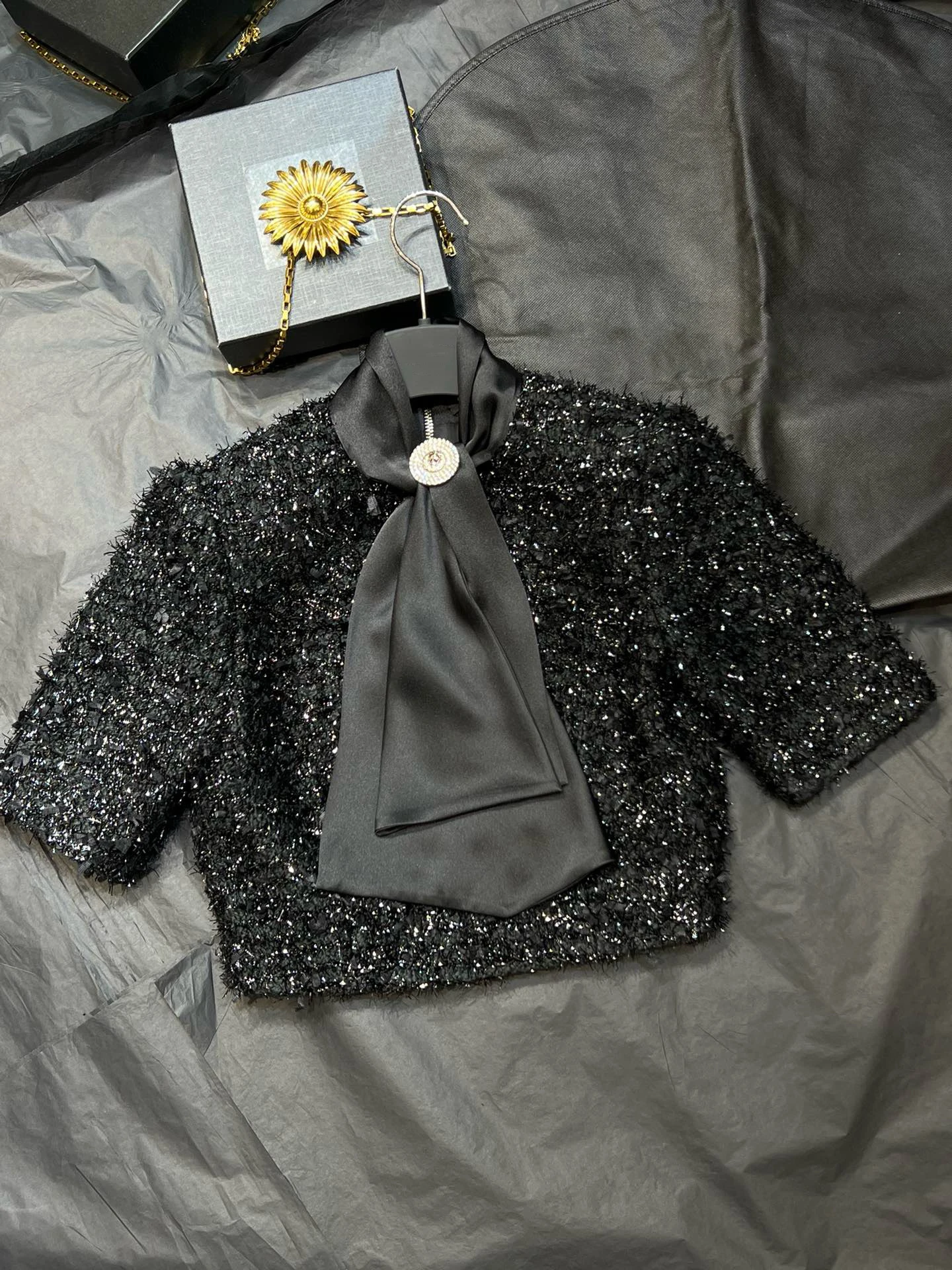 EVACANDIS Tweed Short Sleeve Coat Elegant Sweet Chic Ribbon Scarf Collar Women New Black High Street Casual Zipper Luxury Tops
EVACANDIS Tweed Short Sleeve Coat Elegant Sweet Chic Ribbon Scarf Collar Women New Black High Street Casual Zipper Luxury Tops