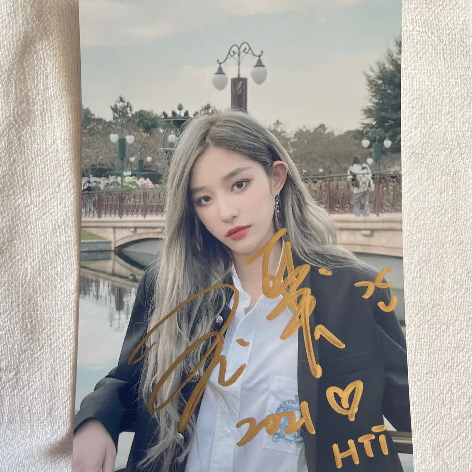 SNH48 Wang Yi's personally signed promotional photo, 6-inch non printed gift for friends Personal collection
SNH48 Wang Yi's personally signed promotional photo, 6-inch non printed gift for friends Personal collection