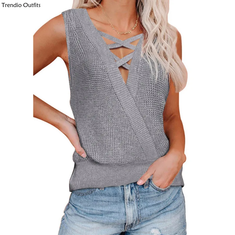 Женский трикотажный свитер с V-образным вырезом и открытой спиной
Женский трикотажный свитер с V-образным вырезом и открытой спиной