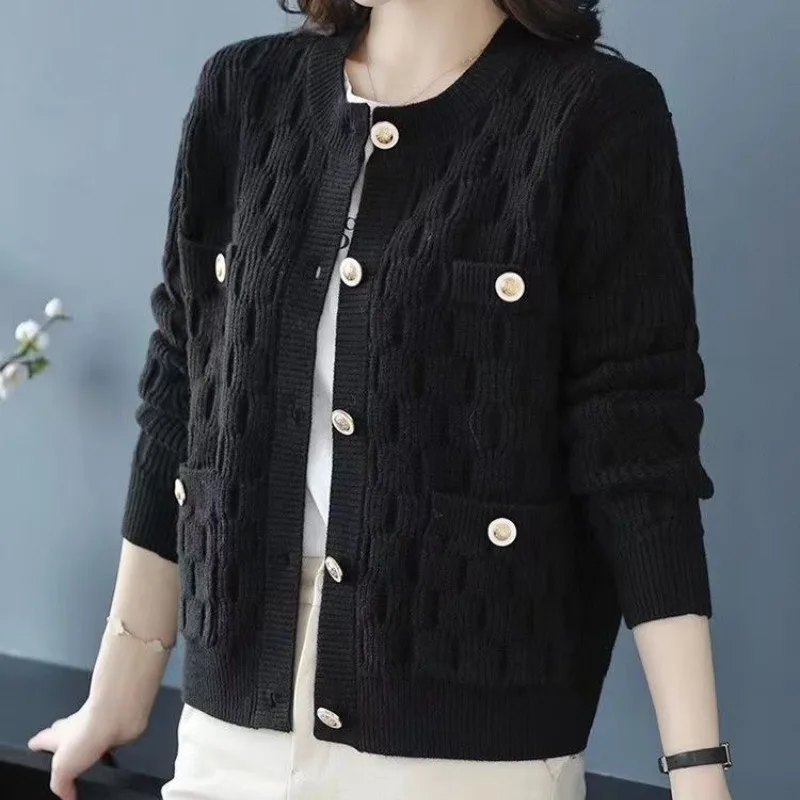 Autumn and Winter Women's Round Neck Loose Button Pocket Screw Thread Slim Fit Sweater Cardigan Fashion Elegant Commuter Top
Autumn and Winter Women's Round Neck Loose Button Pocket Screw Thread Slim Fit Sweater Cardigan Fashion Elegant Commuter Top