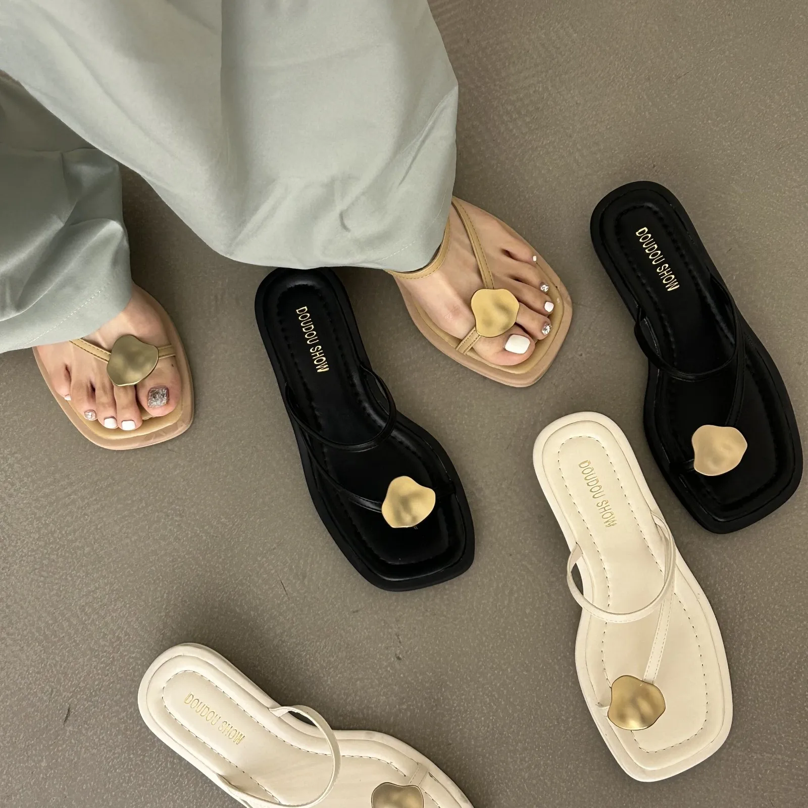 French style clip on toe sandals for women's summer wear. 2023 new design feel metal beach sandals
French style clip on toe sandals for women's summer wear. 2023 new design feel metal beach sandals