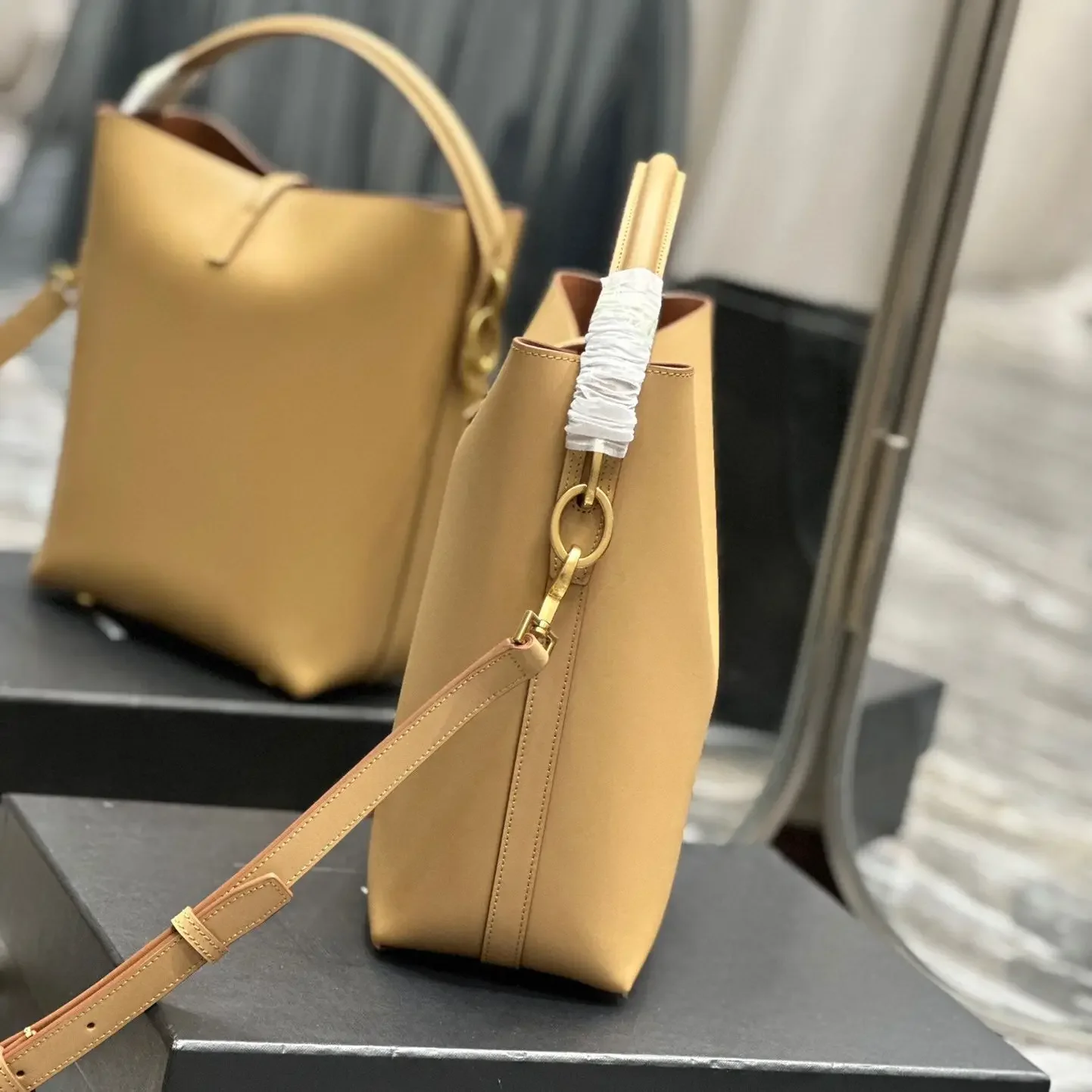 

2024 Original luxury calfskin leather women's bag Bucket bag Fashion trend designer single shoulder crossbody large capacity ba