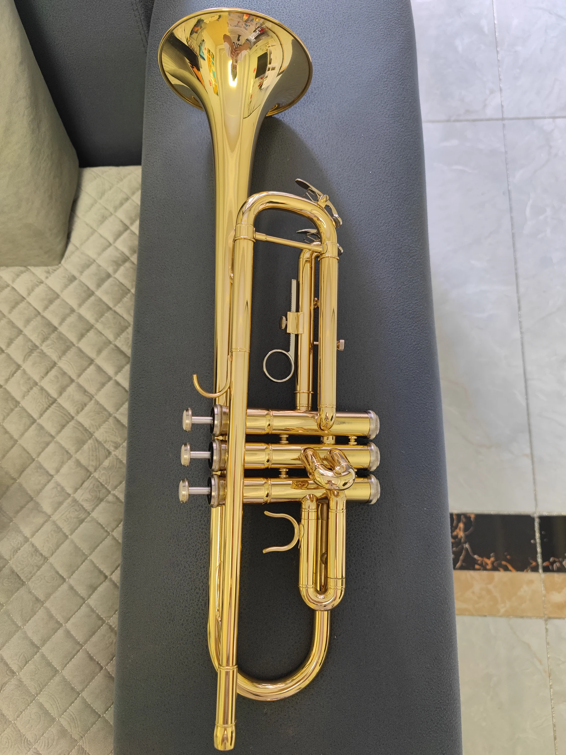 European high-end B-flat trumpet instrument brass gold-plated shell keys professional Trumpet professional three-tone horn
European high-end B-flat trumpet instrument brass gold-plated shell keys professional Trumpet professional three-tone horn