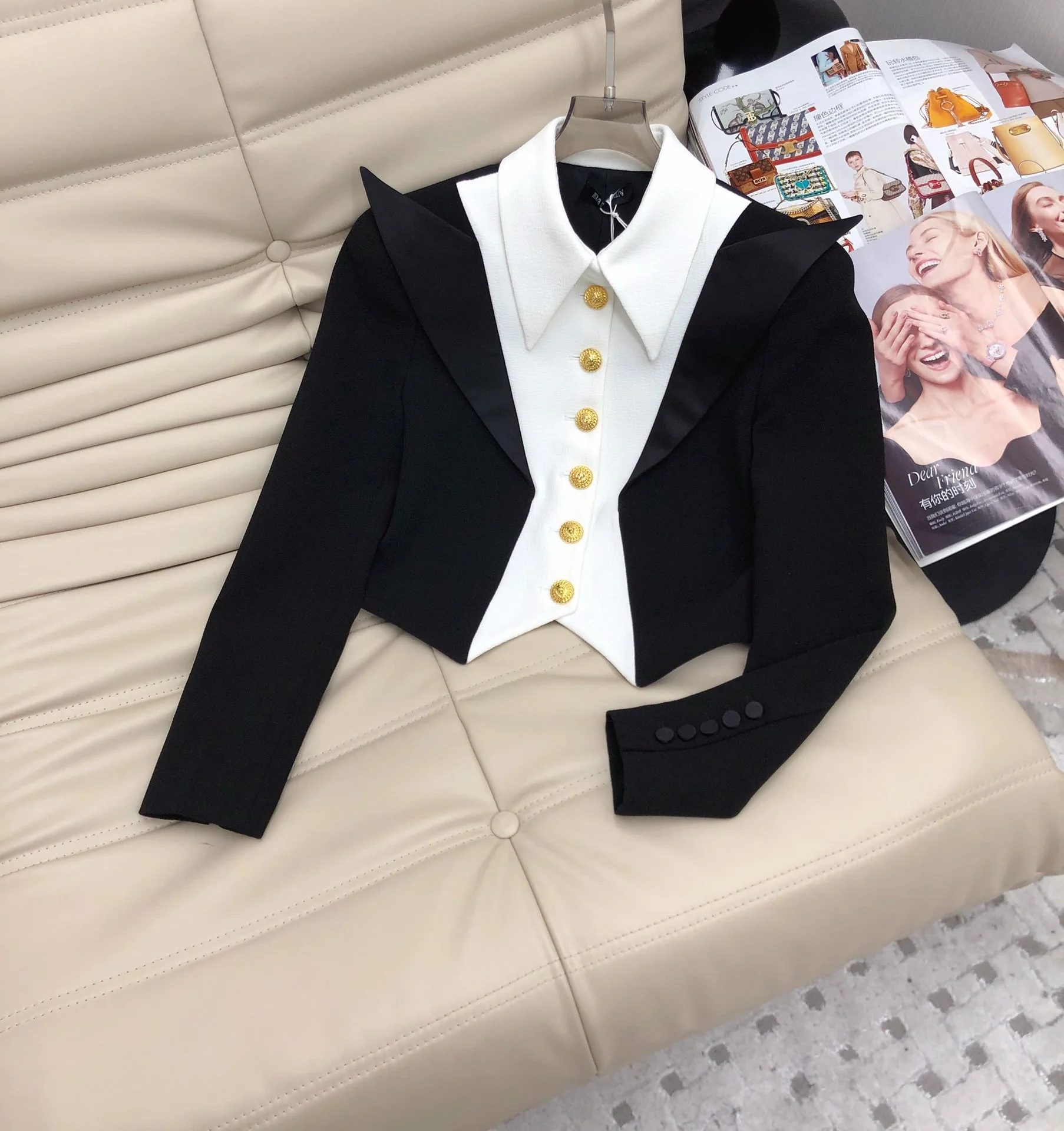 EVACANDIS High Quality Women Spring New Hit Color Blazer Coat Single Breasted Turn-down Collar Chic Office Lady Elegant Tops
EVACANDIS High Quality Women Spring New Hit Color Blazer Coat Single Breasted Turn-down Collar Chic Office Lady Elegant Tops
