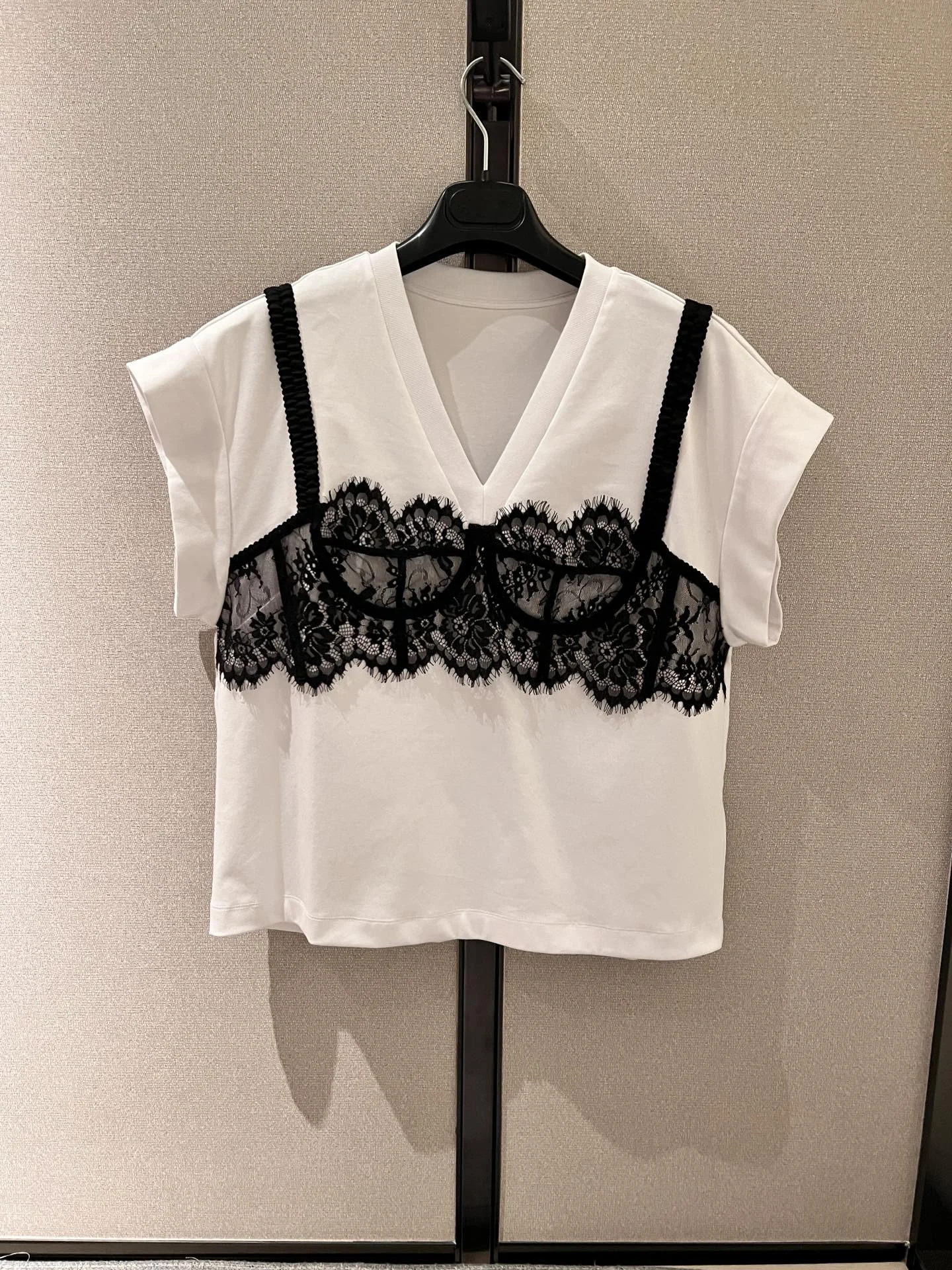 

202323 early spring new lace big V-neck T-shirt, simple and casual version of the type of everything does not pick people