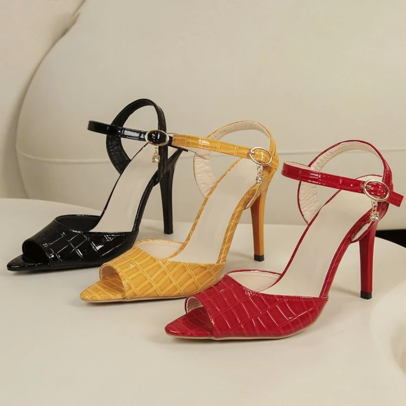 Туфли-лодочки женские на тонком каблуке 10,5 см, со змеиным принтом
Туфли-лодочки женские на тонком каблуке 10,5 см, со змеиным принтом