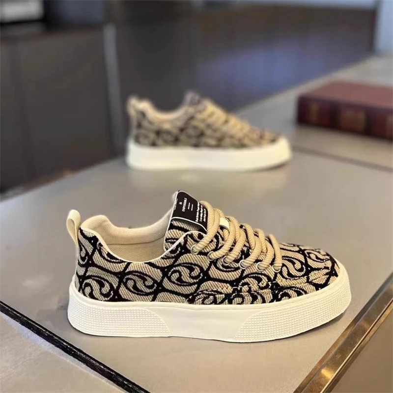 Men and Women Fashion Embroidery Antiskid Skateboarding Sneakers Lightweight Breathable Slip-On Shock-Absorbing Sports Shoes J16
Men and Women Fashion Embroidery Antiskid Skateboarding Sneakers Lightweight Breathable Slip-On Shock-Absorbing Sports Shoes J16