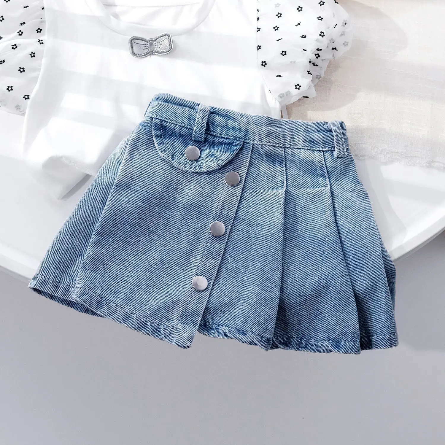 

Мягкая джинсовая плиссированная короткая юбка принцессы для девочек, Новинка лета 2024, популярная Стильная универсальная Однотонная синяя детская одежда в Корейском стиле
