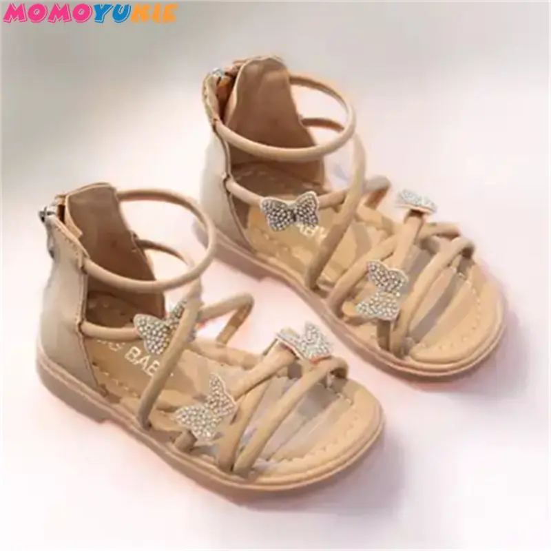 Simple Western-style Princess Shoe Girl Shoe 2023 Summer New Back Zipper Girls Sandals Rhinestone Butterfly Soft Sole Roman Shoe
Simple Western-style Princess Shoe Girl Shoe 2023 Summer New Back Zipper Girls Sandals Rhinestone Butterfly Soft Sole Roman Shoe