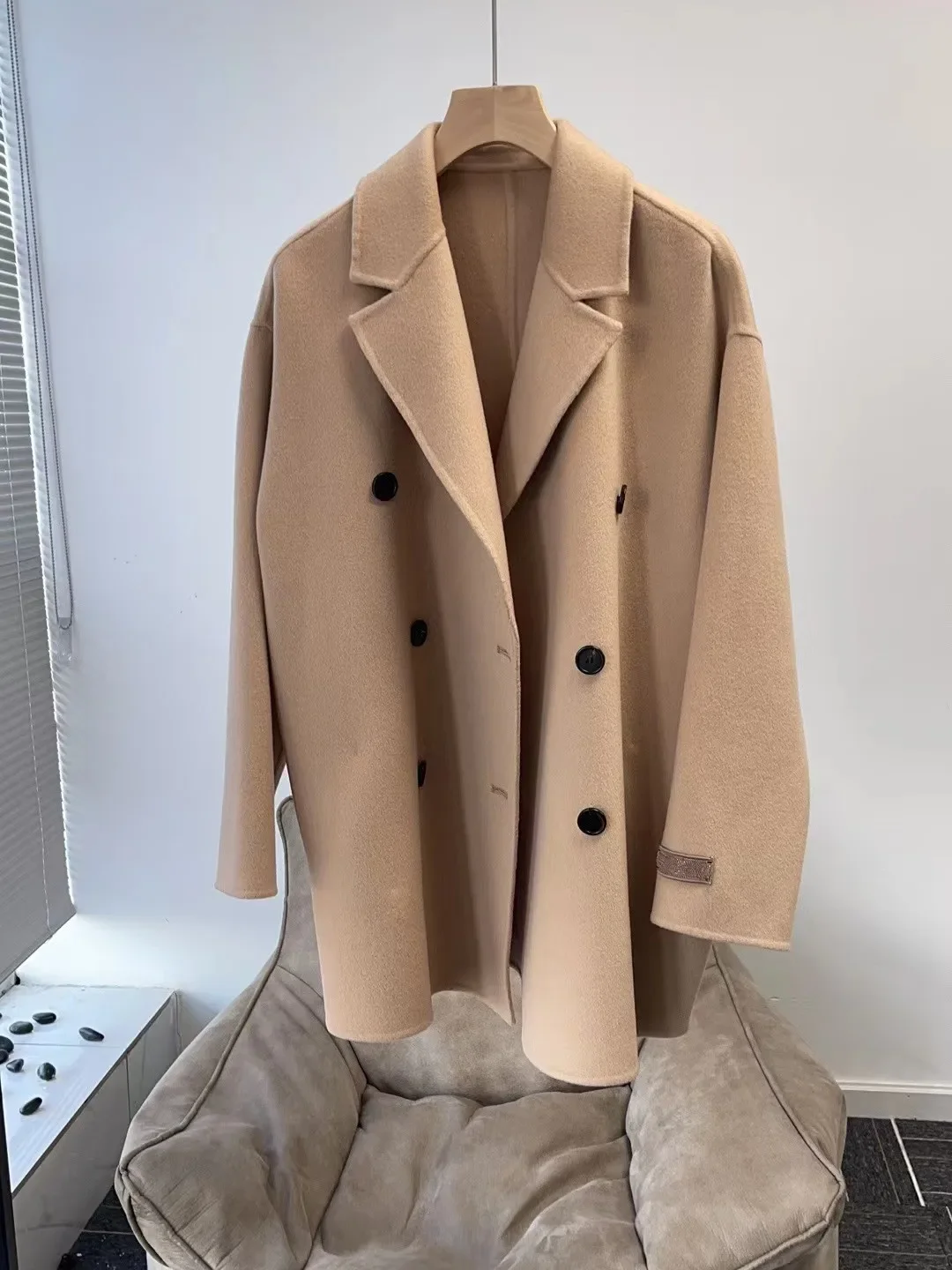Women's Coat 2023 New Winter 100% Cashmere Two-Sided Beaded Cuffs Double Breasted Commuter Mid-Length Straight Jacket
Women's Coat 2023 New Winter 100% Cashmere Two-Sided Beaded Cuffs Double Breasted Commuter Mid-Length Straight Jacket