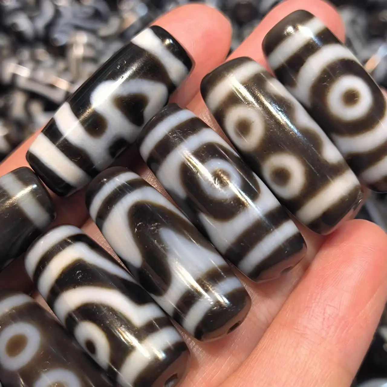 1pcs/lot natural agate dzi black white Weathered White core hole Accessories jewelry archaic bead Rare varieties Multiple patter
1pcs/lot natural agate dzi black white Weathered White core hole Accessories jewelry archaic bead Rare varieties Multiple patter