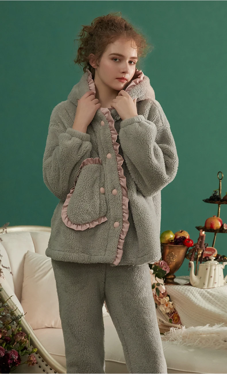 Women Pajamas Long Sleeve Winter Velvet Pajama Set Warm Thick Home clothes 2 color Grey Pink
Women Pajamas Long Sleeve Winter Velvet Pajama Set Warm Thick Home clothes 2 color Grey Pink