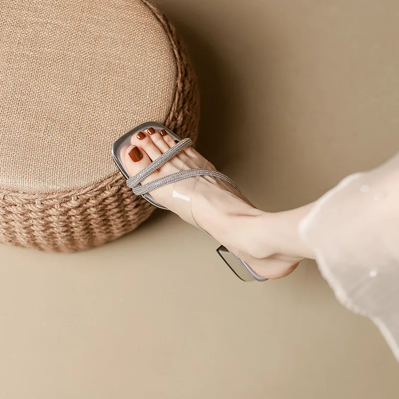 Блестящие шлепанцы, женская обувь на квадратном каблуке, женские летние шлепанцы на среднем каблуке-желе, 2024, римские шлепанцы из резиновой ткани с кристаллами
Блестящие шлепанцы, женская обувь на квадратном каблуке, женские летние шлепанцы на среднем каблуке-желе, 2024, римские шлепанцы из резиновой ткани с кристаллами