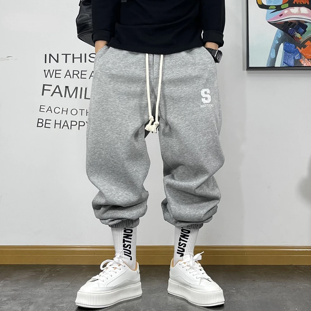Брюки мужские спортивные с вышивкой, уличная одежда в Корейском стиле, баскетбольные штаны в стиле хип-хоп, спортивные штаны в стиле Харадзюку, джоггеры оверсайз 
Брюки мужские спортивные с вышивкой, уличная одежда в Корейском стиле, баскетбольные штаны в стиле хип-хоп, спортивные штаны в стиле Харадзюку, джоггеры оверсайз