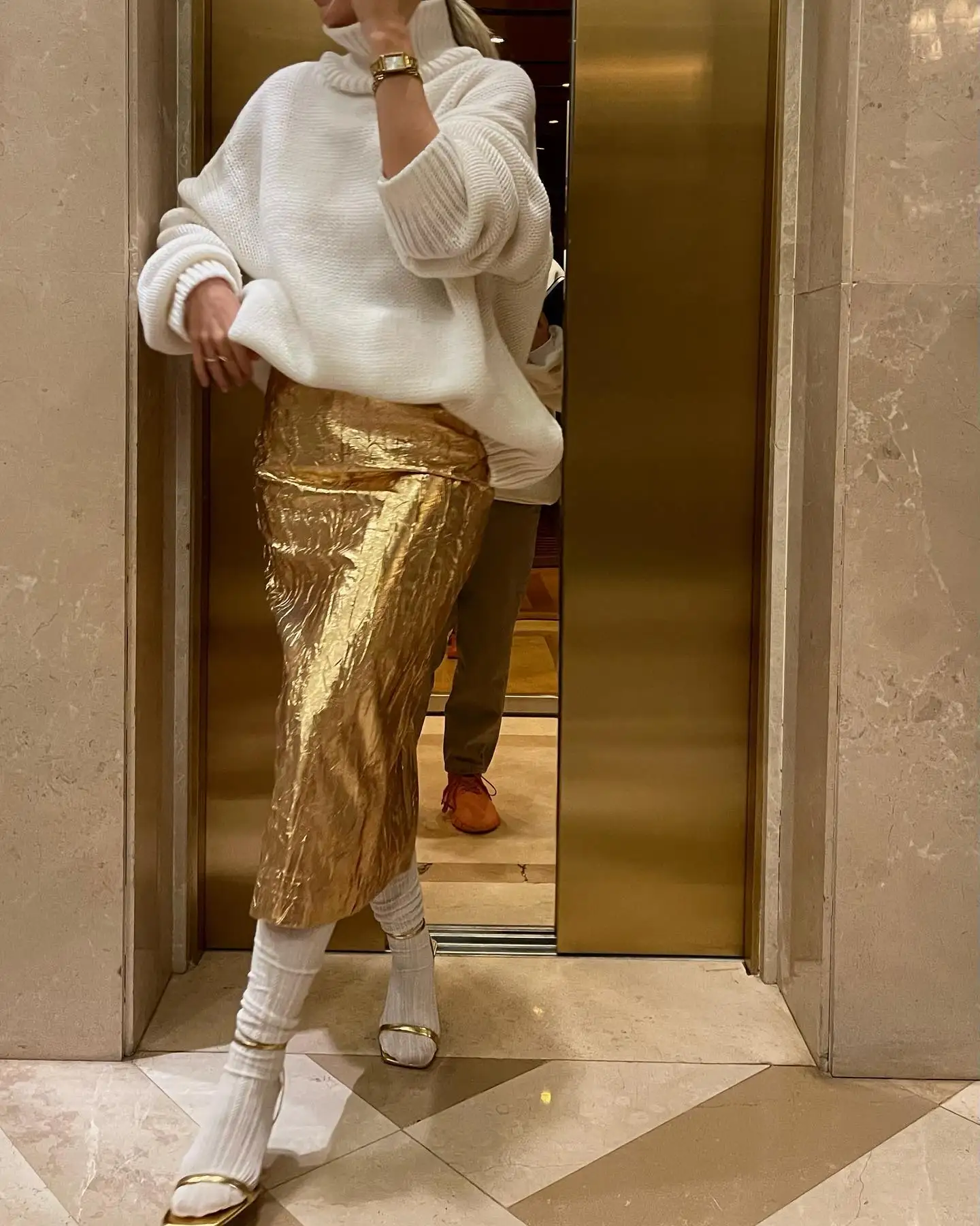 Fashion Gold Glossy Midi Skirts Women Elegant High Waist Trend Slim Half Skirt 2023 New Vintage Bodycon Lady Party Street Dress
Fashion Gold Glossy Midi Skirts Women Elegant High Waist Trend Slim Half Skirt 2023 New Vintage Bodycon Lady Party Street Dress
