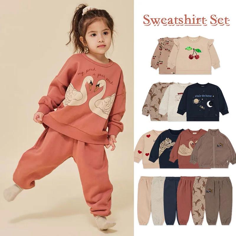2023 Autumn/Winter KS Christmas Nordic Children's Unisex Versatile Cartoon Long sleeved Sweatshirt Set sport wear kids futball
2023 Autumn/Winter KS Christmas Nordic Children's Unisex Versatile Cartoon Long sleeved Sweatshirt Set sport wear kids futball