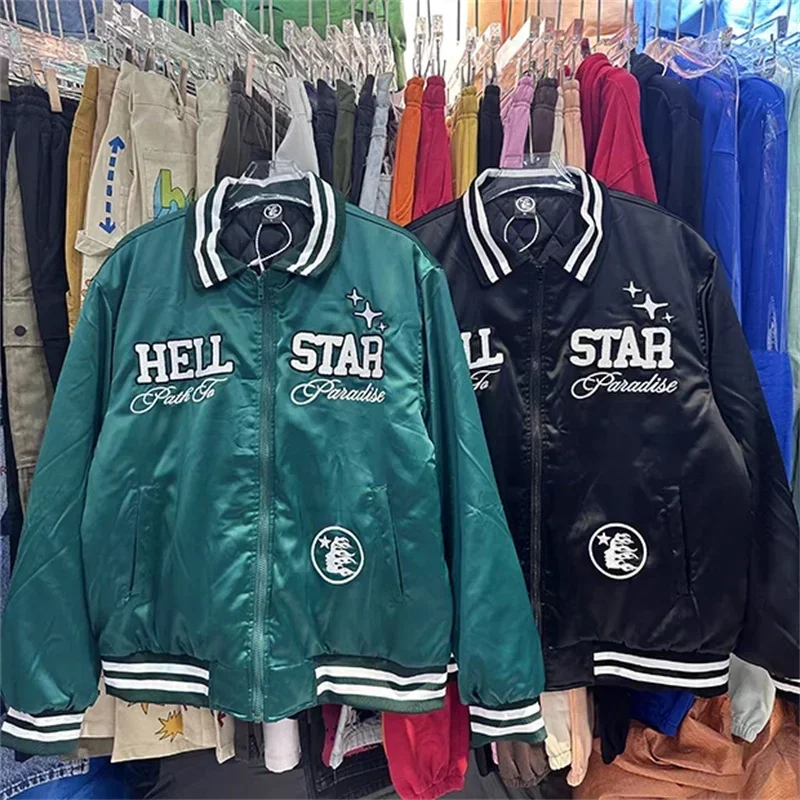 Верхняя версия Толстая хлопковая куртка на молнии с вышивкой Hellstar, уличная спортивная куртка для пар в масштабе 1:1
Верхняя версия Толстая хлопковая куртка на молнии с вышивкой Hellstar, уличная спортивная куртка для пар в масштабе 1:1