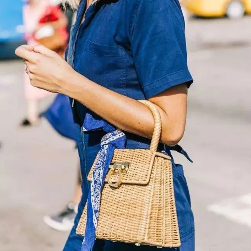 Fashion Rattan Box Women Handbags Designer Wicker Woven Lady Handbags Handmade Summer Beach Straw Bag Bali Small Tote Purse 2022
Fashion Rattan Box Women Handbags Designer Wicker Woven Lady Handbags Handmade Summer Beach Straw Bag Bali Small Tote Purse 2022