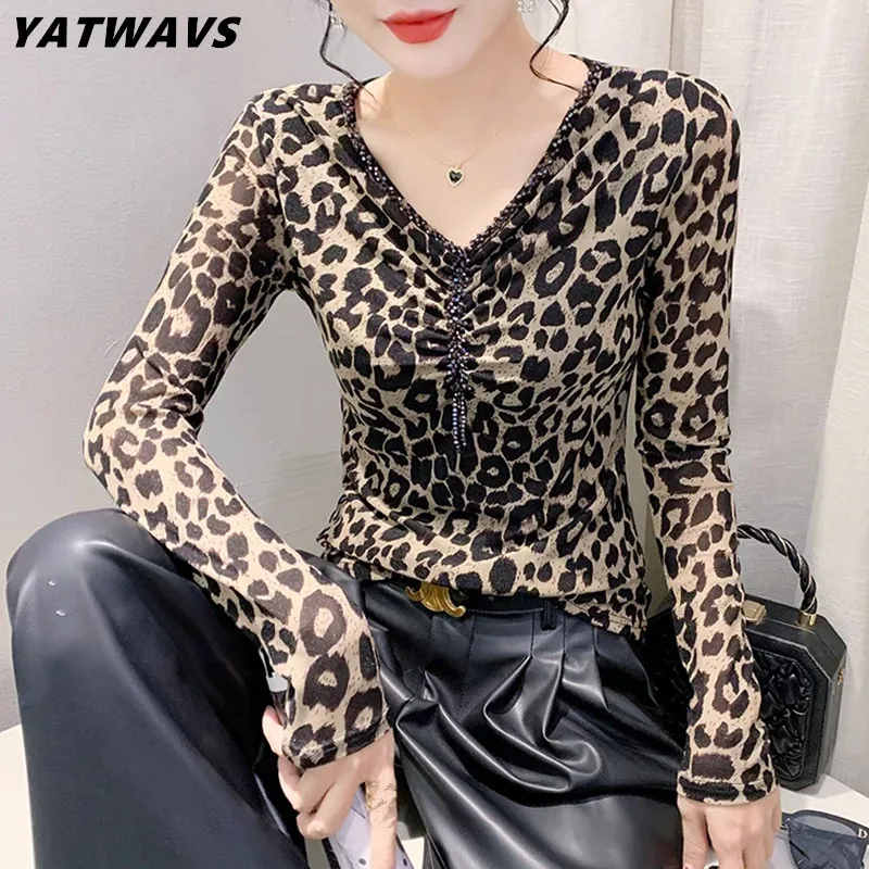 

Женская футболка с леопардовым принтом, Повседневная Сетчатая футболка с V-образным вырезом и длинным рукавом, украшенная блестящими бусинами, в Корейском стиле, осень