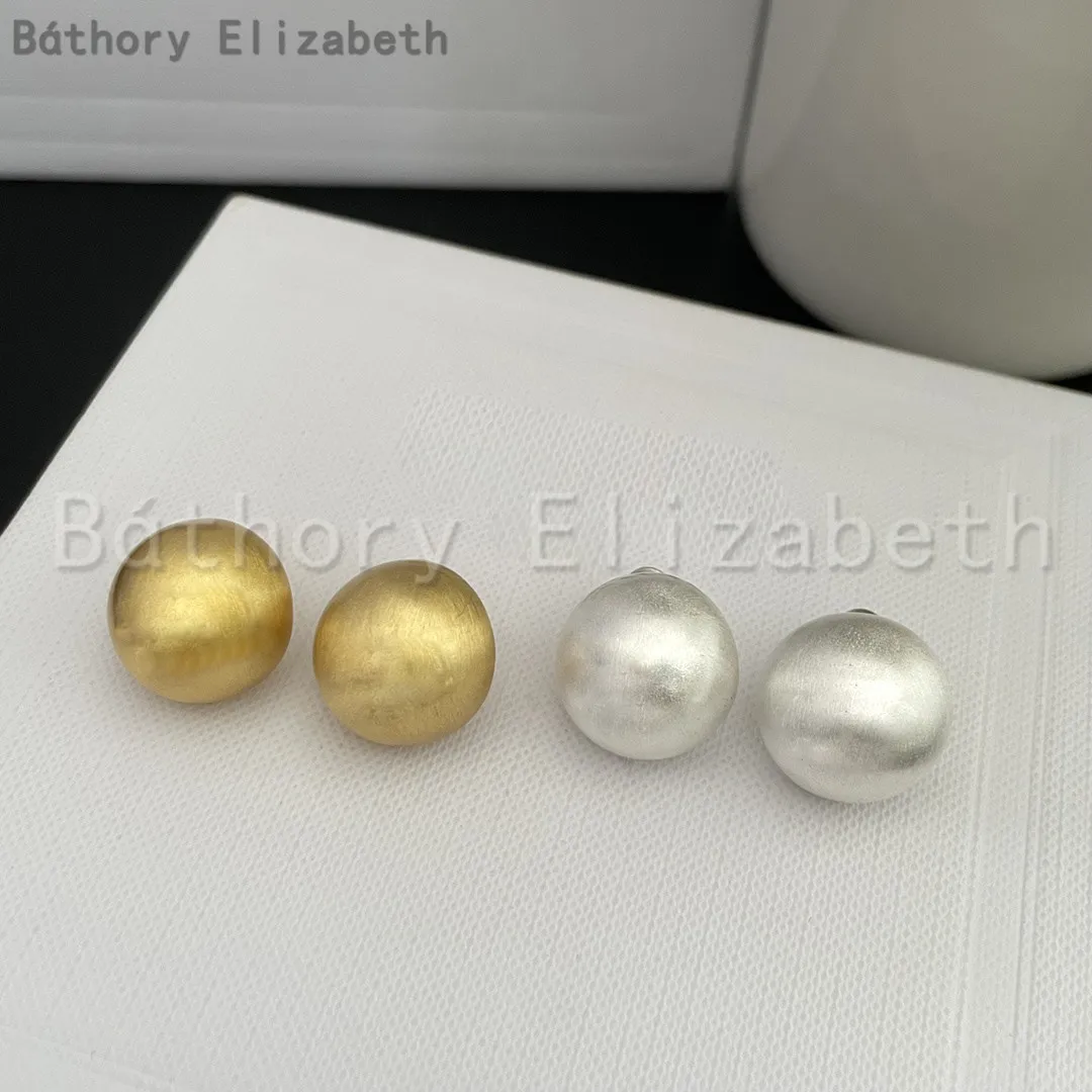 Elizabeth Báthory Fashion Brand Two Color Half Circle Round Simple Luxury Earrings For Women Famous Jewelry Runway Designer
Elizabeth Báthory Fashion Brand Two Color Half Circle Round Simple Luxury Earrings For Women Famous Jewelry Runway Designer
