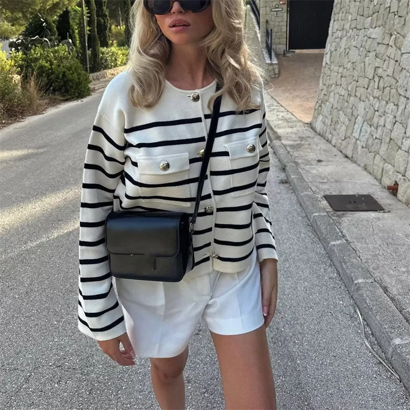 Woman Elegant Black Striped Knit Cardigan 2023 Autumn Female Soft Single Breasted Knitwear Ladies Chic O Neck Cardigans
Woman Elegant Black Striped Knit Cardigan 2023 Autumn Female Soft Single Breasted Knitwear Ladies Chic O Neck Cardigans