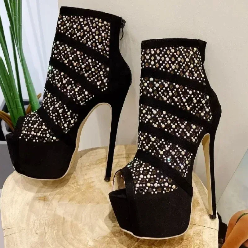Sexy Hollow Crystal Decorated Platform High Heeled Women Boots Sandals Female Open Toe Party Fine Heeled Women Shoes Botas Mujer
Sexy Hollow Crystal Decorated Platform High Heeled Women Boots Sandals Female Open Toe Party Fine Heeled Women Shoes Botas Mujer