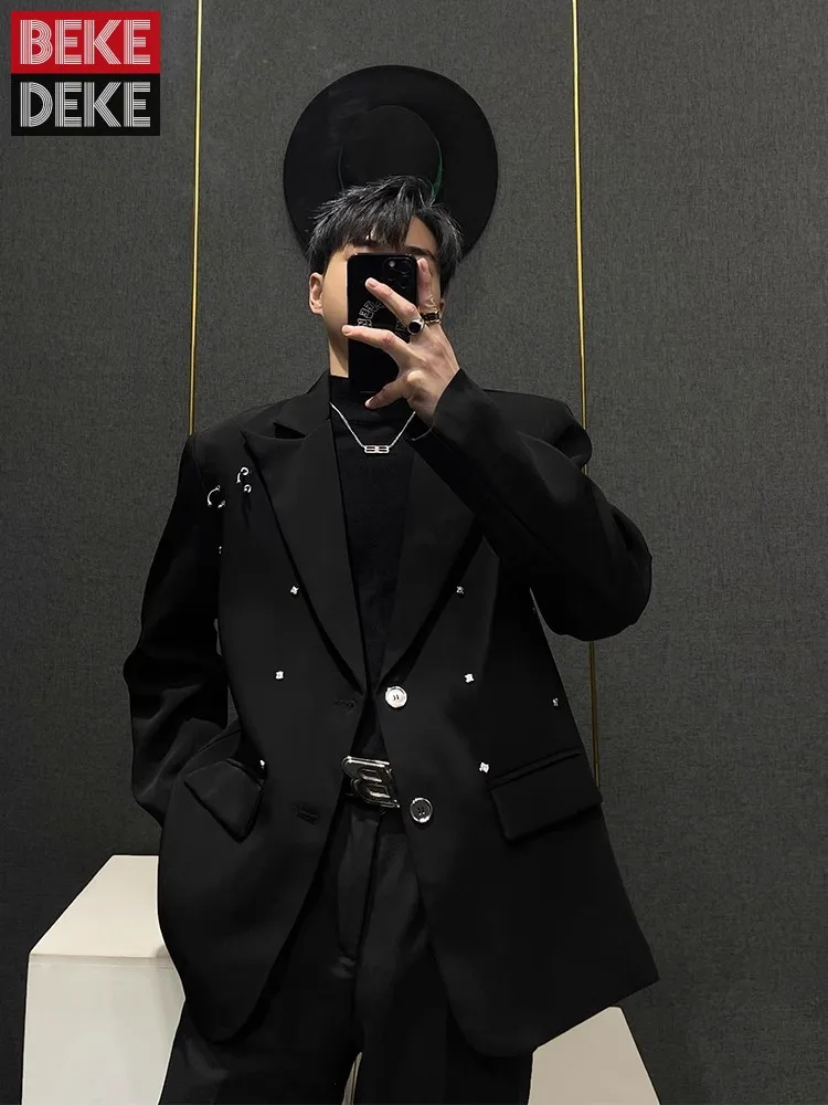 Модный мужской блейзер для банкета, повседневный дизайнерский блейзер с металлическими заклепками, свободного кроя, костюмное пальто, однобортный деловой блейзер для работы, куртки
Модный мужской блейзер для банкета, повседневный дизайнерский блейзер с металлическими заклепками, свободного кроя, костюмное пальто, однобортный деловой блейзер для работы, куртки