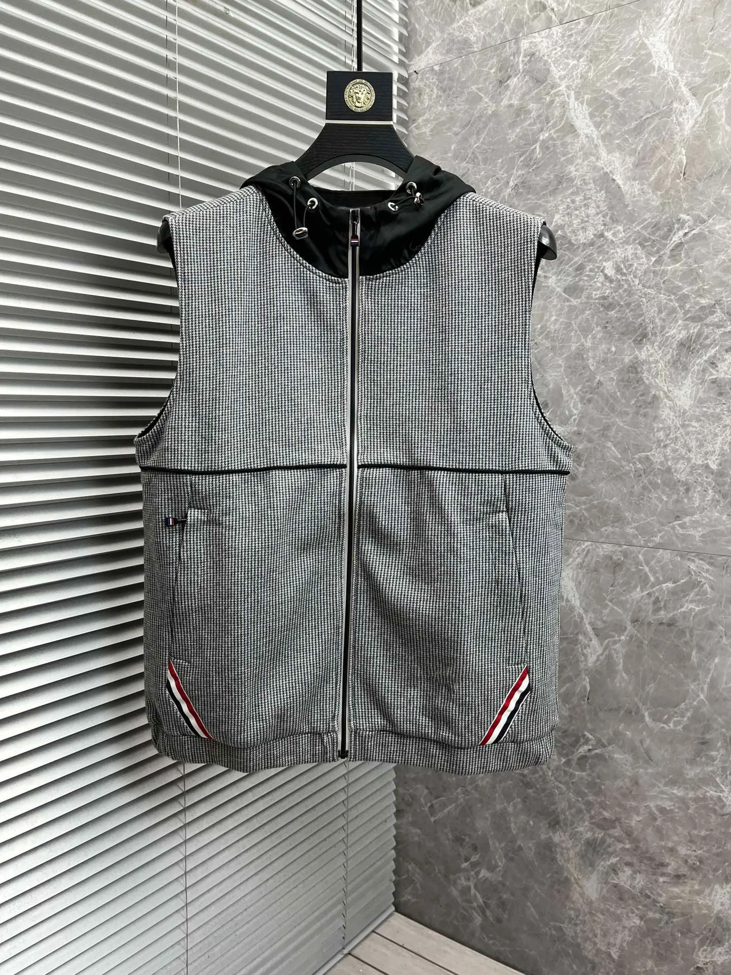 TB Men's Vest Coats 2023 New Fashion Thousand Bird Glade Hooded Sleeveless Jacket for Men Casual Loose Unisex Sleeveless Coats
TB Men's Vest Coats 2023 New Fashion Thousand Bird Glade Hooded Sleeveless Jacket for Men Casual Loose Unisex Sleeveless Coats