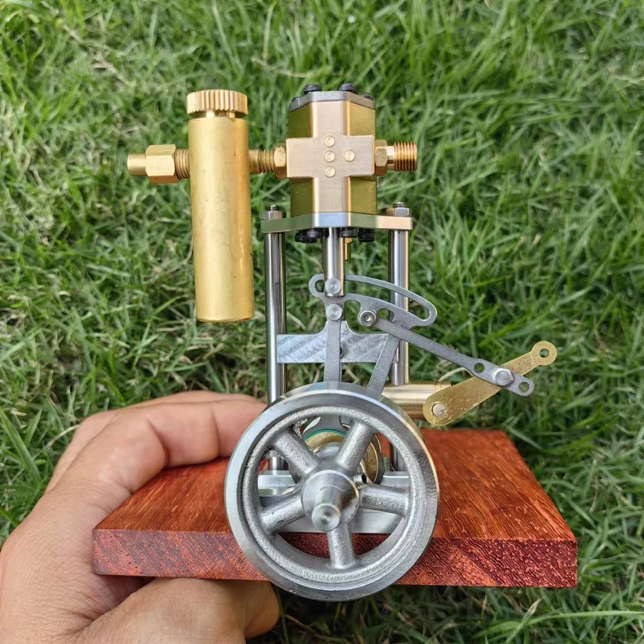 V1313 DIY сборка наборы моделей пара MSUA Мини Реверсивный одноцилиндровый паровой двигатель вертикальные модельные наборы для начинающих
V1313 DIY сборка наборы моделей пара MSUA Мини Реверсивный одноцилиндровый паровой двигатель вертикальные модельные наборы для начинающих