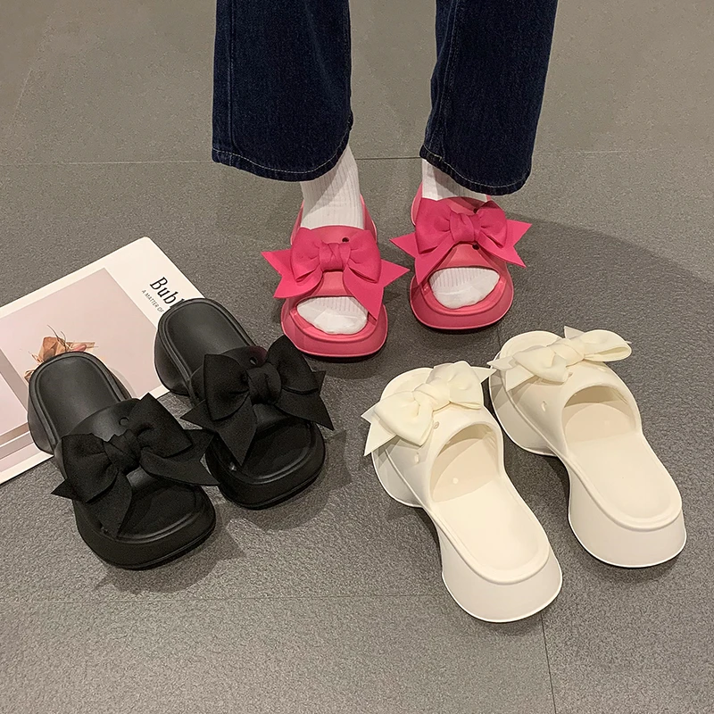 Thick soled slippers for women in 2023 summer beach anti-skid wedge shaped slippers, sponge bottom flip toe sandals 
Thick soled slippers for women in 2023 summer beach anti-skid wedge shaped slippers, sponge bottom flip toe sandals