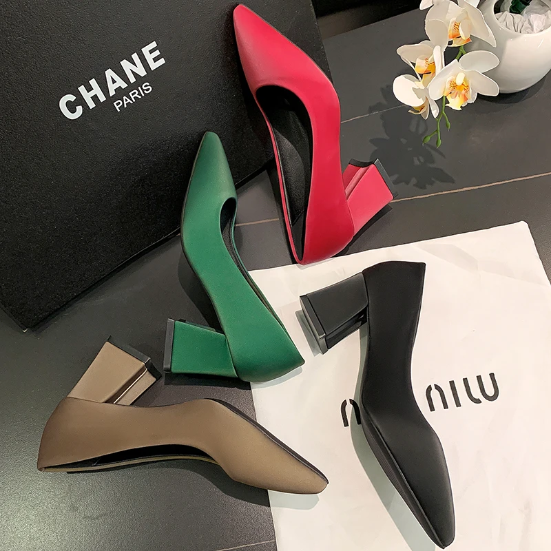 High Heel Women 2024 Spring and Autumn Season New Korean Edition Pointed Toe Shallow Mouth Thick Heel Fashion Single Shoe Women
High Heel Women 2024 Spring and Autumn Season New Korean Edition Pointed Toe Shallow Mouth Thick Heel Fashion Single Shoe Women
