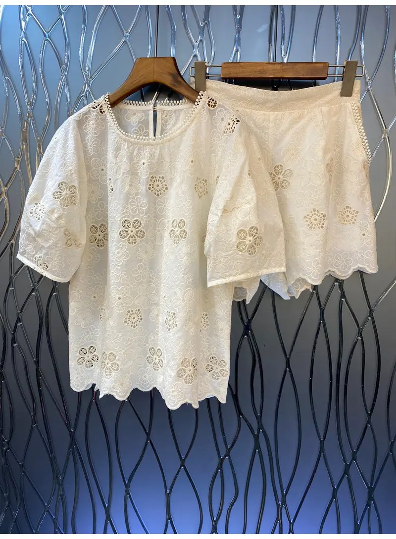 2022 Summer Fashion 2 Piece Sets High Quality Short Sets Women Allover Hollow Out Embroidery Short Sleeve Tops Blouse+Short Suit
2022 Summer Fashion 2 Piece Sets High Quality Short Sets Women Allover Hollow Out Embroidery Short Sleeve Tops Blouse+Short Suit