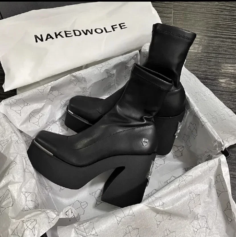 Ботильоны из искусственной кожи NAKED WOLFE на высоком каблуке, яркие Серебристые ботинки с носком и логотипом на высоком каблуке
Ботильоны из искусственной кожи NAKED WOLFE на высоком каблуке, яркие Серебристые ботинки с носком и логотипом на высоком каблуке